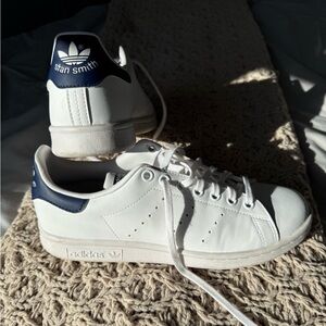 🔥2022🔥 Adidas Stan Smith Women’s Sneakers White Navy Lace Up Sneakers Size 6 1/2